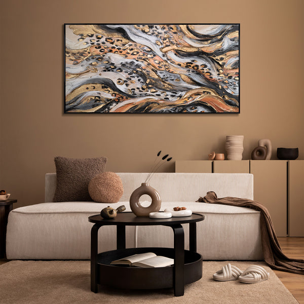 Modernes Wohnzimmer mit Tiermuster-Wandbild in warmen Tönen