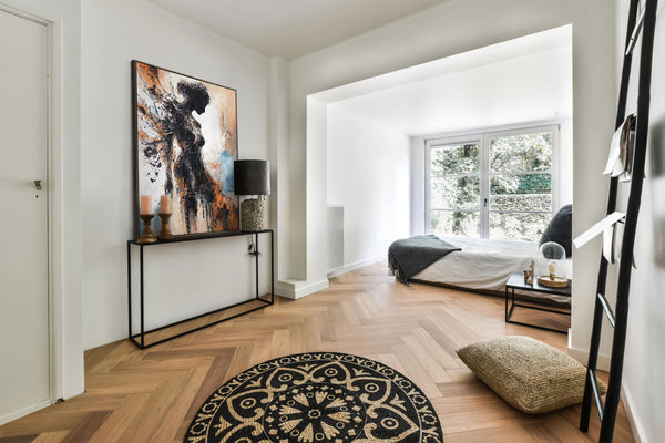 Dynamische Farbspritzer in orange und blau