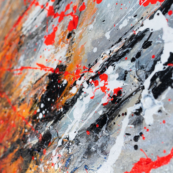 Detail der kräftigen Farbspritzer in Schwarz und Rot