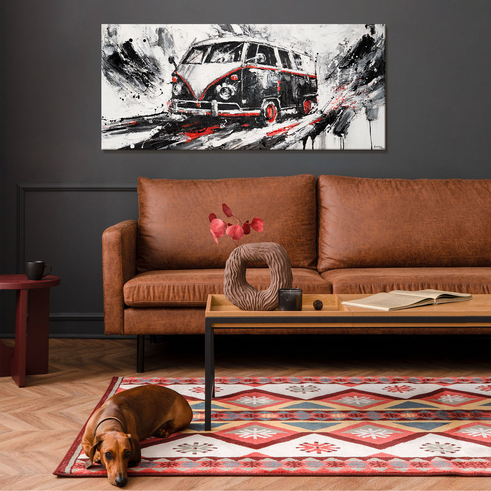 Auto-Gemälde als Wandkunst über Ledersofa im modernen Raum