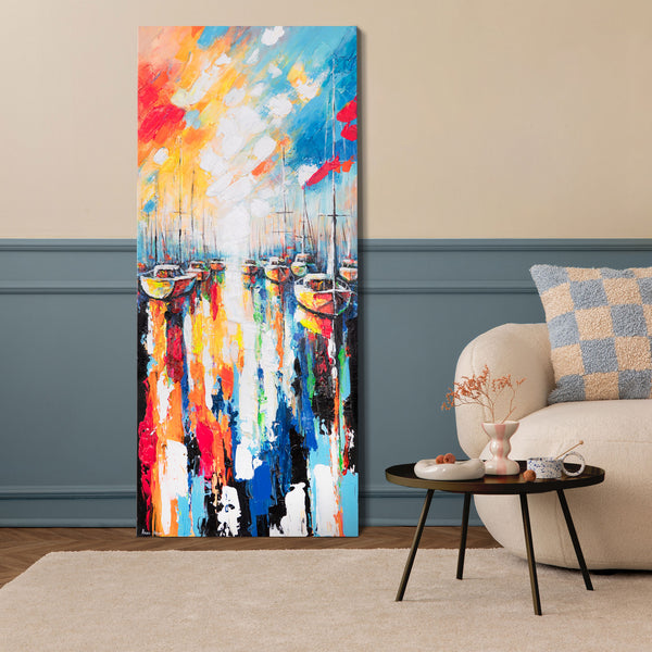 Wandbild mit Booten im Wohnzimmer – vertikale bunte Wanddeko